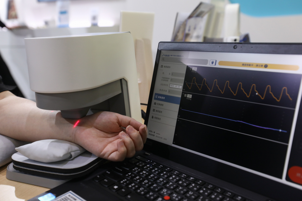 z6.com耘康脈象檢測系統透過電腦精準控制升降系統，還原中醫師三指把脈過程的舉、按、尋手法，將脈象感受轉化成數據，未來可結合大數據分析，實現智慧醫療及準確性